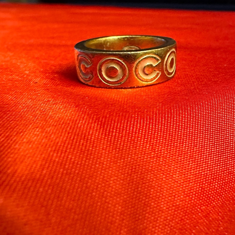 WOW POSHMARK - Authentic Chanel Golden Sparkle Supermodel CC Logo Ring - Picture 15 of 16